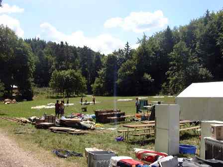 Das Lager-Inventar auf der Wiese. Im Hintergrund liegen schon die Jugend-Zelte bereit.