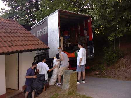 Die Ausrüstung wird aus unserem Lager auf den LKW verladen.