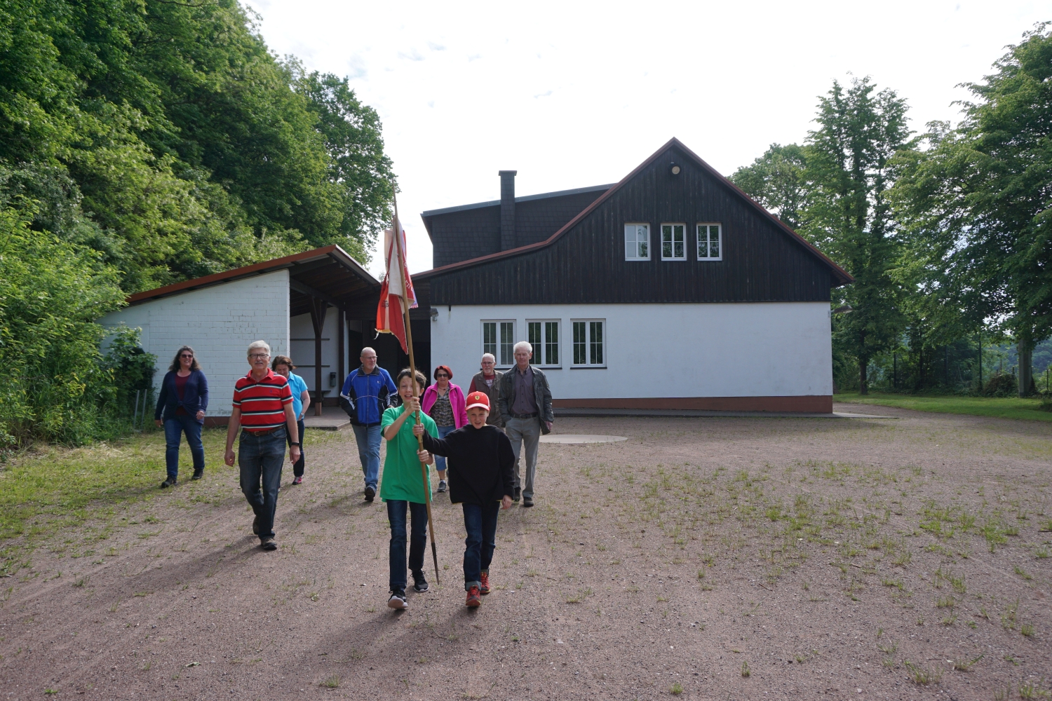 Die Wandergruppe startet ihre Tour um den Rothenberg