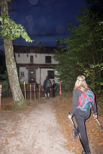 Im Dunkeln kann man schnell trotz Taschenlampe auf Abwegen gelangen, umso erstaunlicher ist es dann am Hirzeckhaus auf Menschen ohne Taschenlampe zu treffen