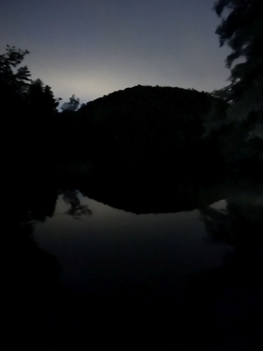 Der Seehof bei Nacht. Lieder war ich für die Ringelnatter, die unseren Weg kreuzte, mit dem Foto zu langsam
