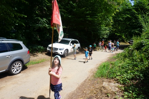 Los geht die Kinderwanderung 2023 des TSV Wernersberg - wie immer führt der Wimpel die Gruppe an