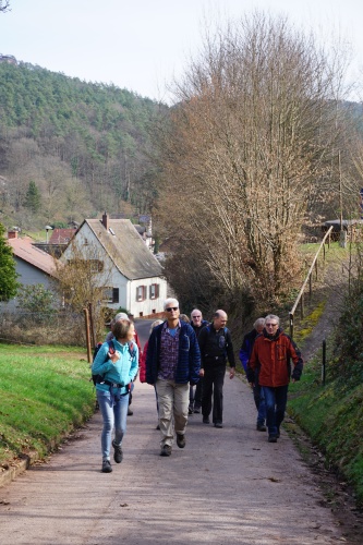 Die erste kleine Steigung in Dimbach. Wir müssen hoch zum Friedhof