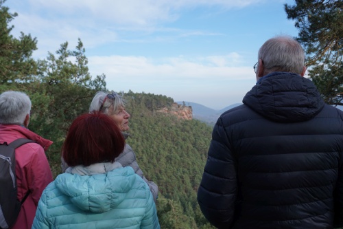 Auf dem Kieungerfelsen mit Blick auf den Rötzenberg-Felsen über Gossersweiler