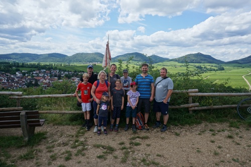 Gruppenfoto vor dem kleinen Kalmit-Panoramas