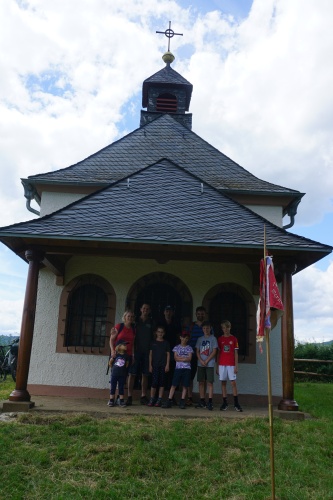 Gruppenfoto vor der Kapelle auf der kleinen Kalmit