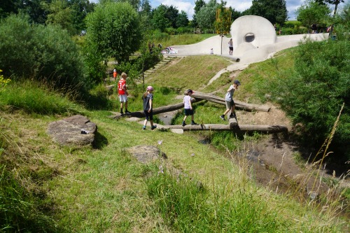 Gefunden: wir betreten den Alla-Hopp-Spielplatz in Ilbesheim