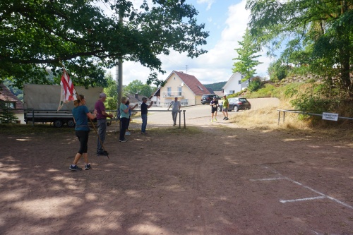 Rechtzeitig zum Zieleinlauf des Hermann-Gläßgen-Gedächtnislaufes sind wir zurück an der Turnhalle in Wernersberg